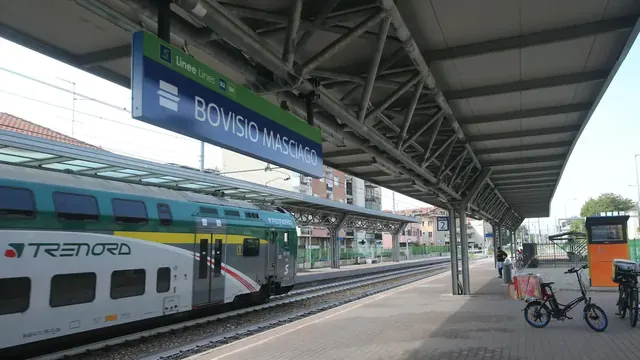 Treno Trenord in stazione, collegamento con Milano Cadorna